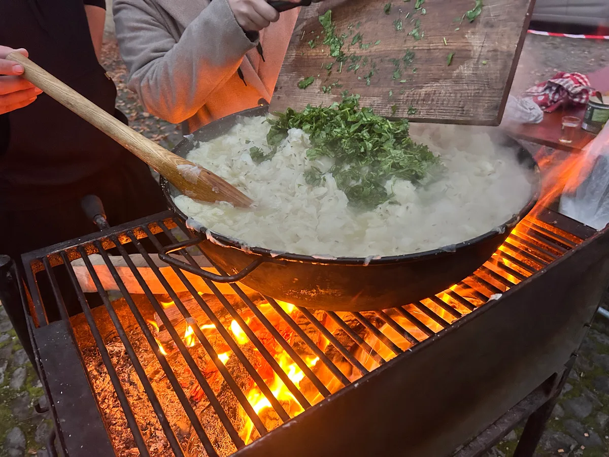 Das Räbenmus kocht über einem Feuer.